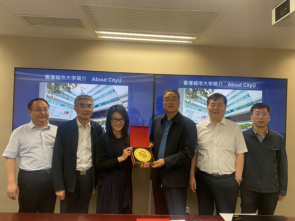 3香港城市大学商公司代表Connie Chan赠与代表团礼物.png