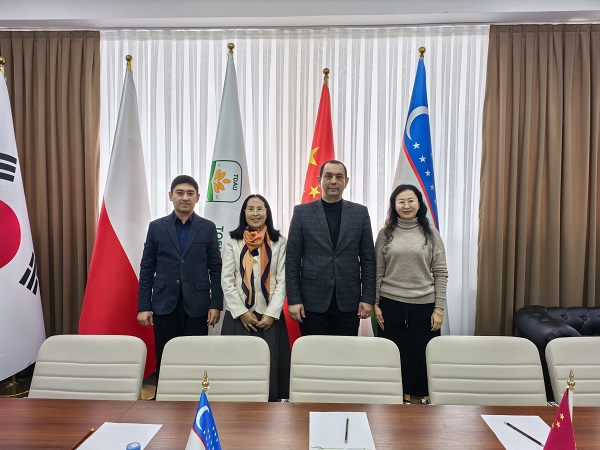 左边的是国际公司副经理Mukhtarov Fikrat,中间的是公司的副董事长Aziz Abduvasikov.jpg