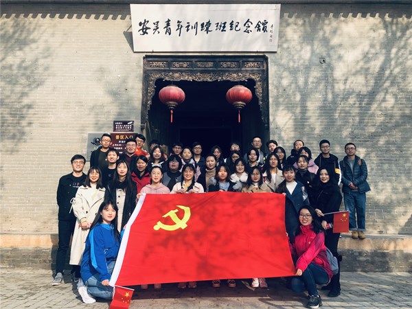 10974af25a2f48be92330922c43e5e80.jpg 参观人员合影.jpg