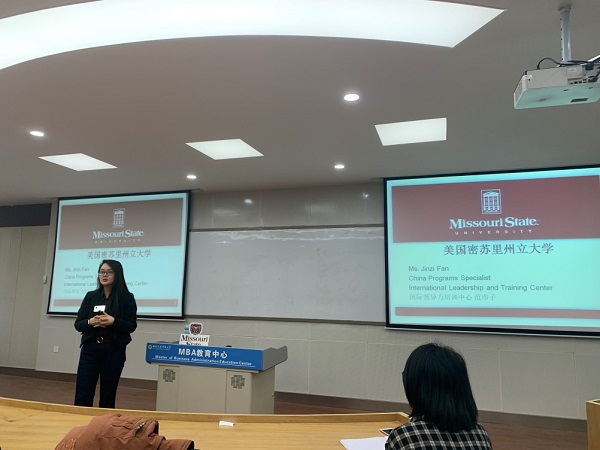 51ef68ca4dbf4a36b8053fdae96fd7db.jpg 2范巾子老师进行项目介绍.jpg