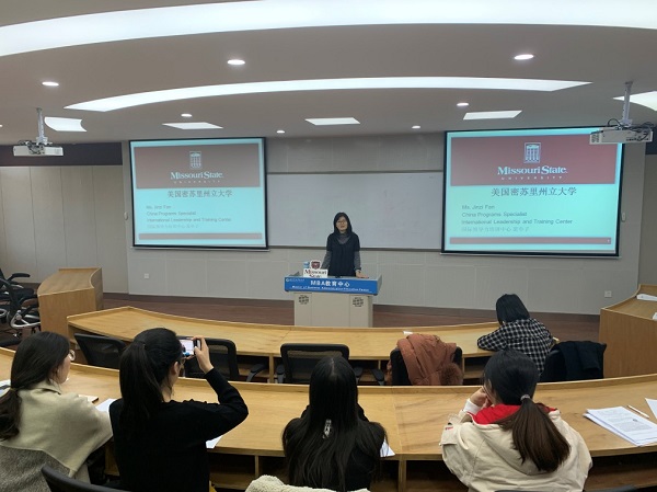 d2e78740a7e248e995c59034e1249ef8.jpg 1经理助理牛荣副教授进行动员讲话.jpg