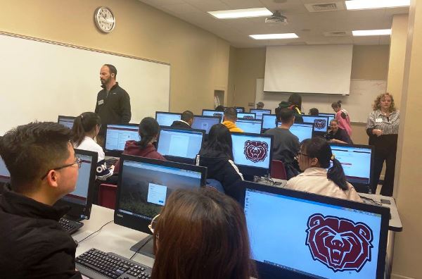 b717a613a51a4da1b4e2f8df67fe66a8.jpg 硕博拔尖实验班员工在密苏里大学上课1-1.jpg