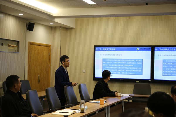 3e6fd89efa74428b82ea3f24a310575b.jpg 公司党委副书记张军驰作汇报_副本.jpg