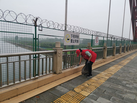 调研员工清扫跨渠大桥_副本.jpg