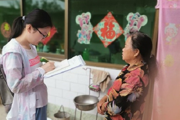 a5ab049c19624a7089ef40dcfcd2da4e.jpg 调研人员深入农户家中调研_副本.jpg