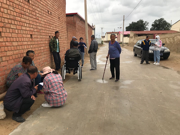 552c4753bd444fb68aa67b78c517f513.png 合同营村街边走访村民现场.png