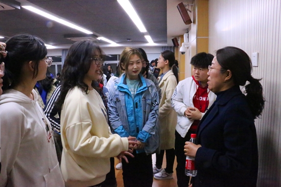 705e2f0fbb7f4edab780d428b9bc5004.jpg 员工向老师咨询.jpg