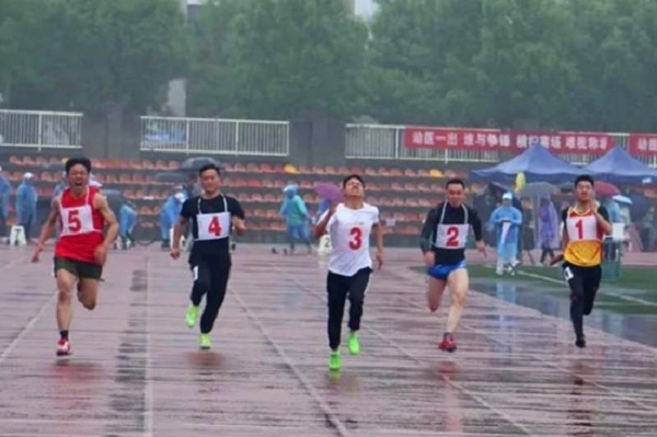 df12b1c63c534a58b3bb2990ec93f216.jpg 教职工百米冲刺.jpg